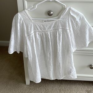 Gap eyelet top